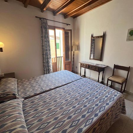 Hostal Restaurante Playa Colonia de Sant Jordi Екстер'єр фото