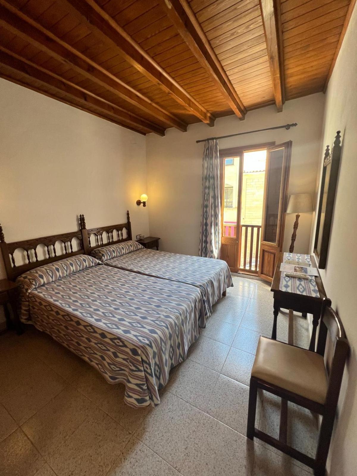 Hostal Restaurante Playa Colonia de Sant Jordi Екстер'єр фото