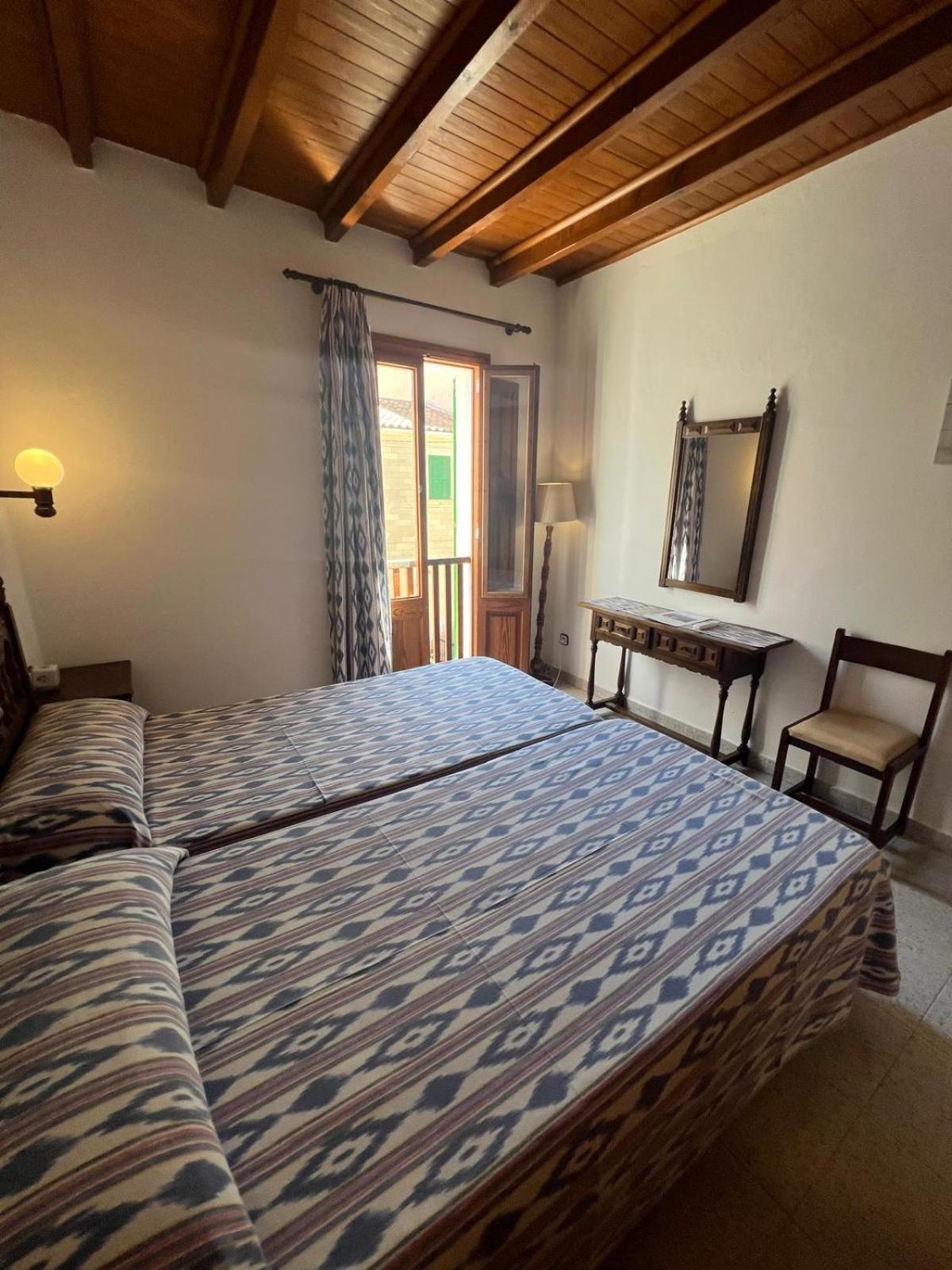 Hostal Restaurante Playa Colonia de Sant Jordi Екстер'єр фото